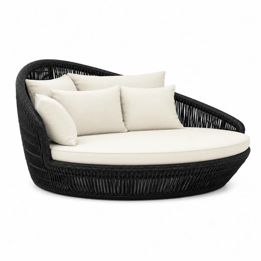 Okrągła sofa z technorattanu czarna z kremowymi poduszkami 180 cm