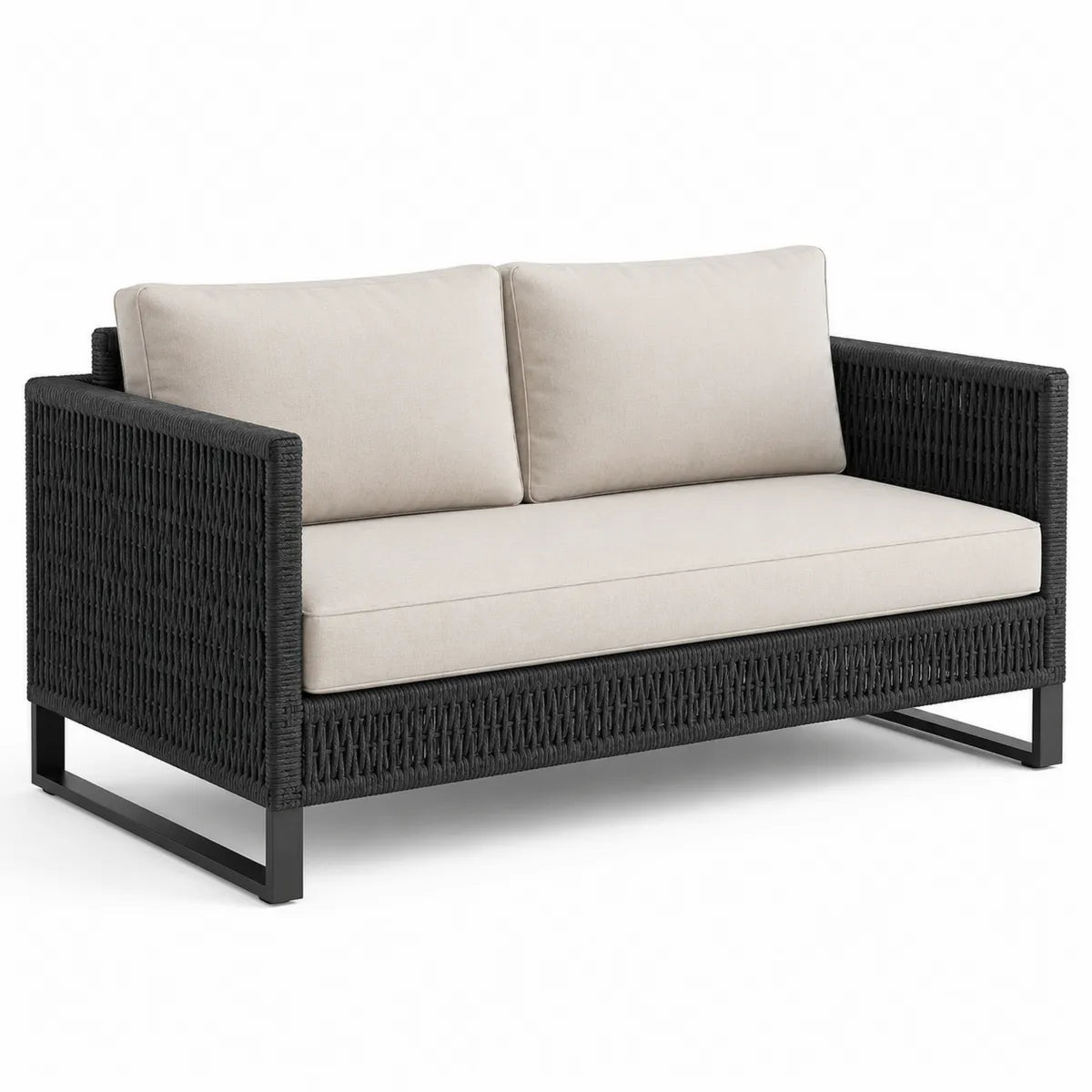 Czarna dwuosobowa sofa z technorattanu z kremowymi poduszkami